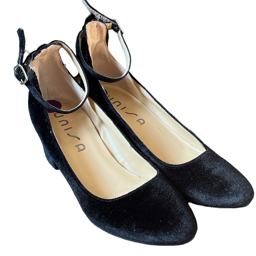 Unisa Carwinn black velvet ankle strap shoes size 8.5